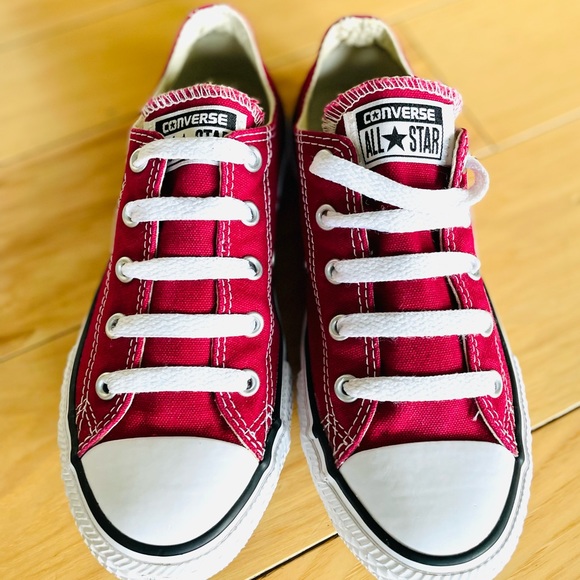 YOUTH CONVERSE ALL STAR SNEAKERS—Size 2–UNISEX—Great Condition—CLASSIC SHOES - Picture 10 of 14